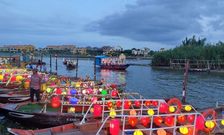 Hoi An Lantern Boat Ride Ticket by Night with Release Lantern
